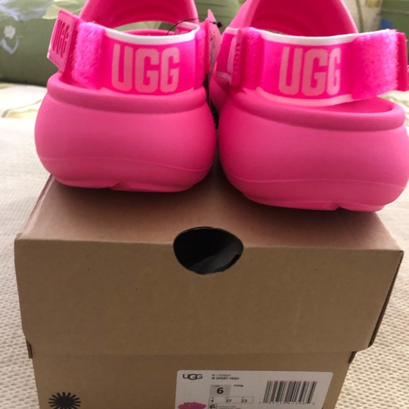 NWT UGG Sport Yeah Sandals Girls Size 6 Taffy Pink Slides Logo Ankle Strap - Picture 2 of 4